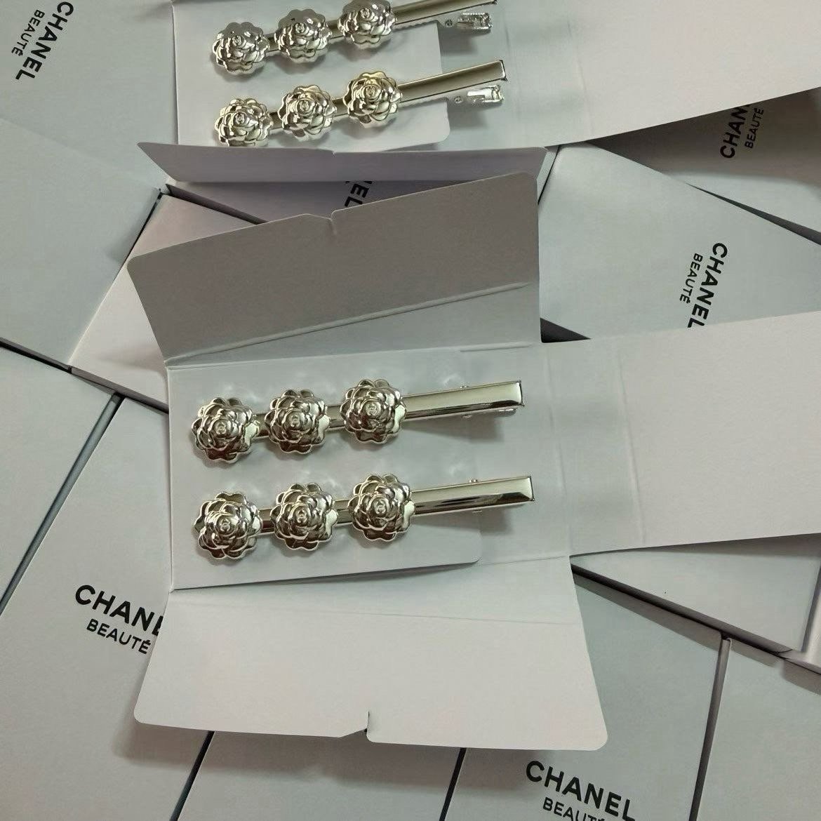 Hairpin novelty item